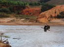 Có cầu tạm, dân vẫn "liều mình" đu dây vượt sông Có cầu tạm, dân vẫn "liều mình" đu dây vượt sông