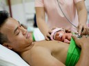 Xúc động tình phụ tử của ông bố Việt chăm con Xúc động tình phụ tử của ông bố Việt chăm con
