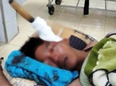 Đang ăn cơm, 1 công nhân bị bạn đâm lút dao vào đầu Đang ăn cơm, 1 công nhân bị bạn đâm lút dao vào đầu