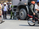 Ngã xe đạp xuống đường, một phụ nữ bị xe ben cán chết Ngã xe đạp xuống đường, một phụ nữ bị xe ben cán chết