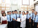 Chợ Rẫy thưởng nhân viên trả lại vàng cho bệnh nhân Chợ Rẫy thưởng nhân viên trả lại vàng cho bệnh nhân