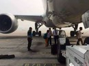Lỡ máy bay, cặp đôi ngồi vạ trên đường băng Lỡ máy bay, cặp đôi ngồi vạ trên đường băng