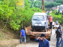 Ô tô lao xuống vực, tài xế thoát chết trong gang tấc Ô tô lao xuống vực, tài xế thoát chết trong gang tấc