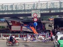 Xe tải lao vào cầu vượt Linh Xuân, bia đổ tràn đường Xe tải lao vào cầu vượt Linh Xuân, bia đổ tràn đường