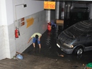 Nhiều phương tiện ngập nước vẫn chờ "giải cứu" Nhiều phương tiện ngập nước vẫn chờ "giải cứu"