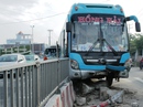 TP HCM: Gần trăm người kêu cứu trên 2 xe khách gặp nạn TP HCM: Gần trăm người kêu cứu trên 2 xe khách gặp nạn