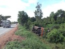 Xe khách lao xuống ruộng, 10 hành khách bị thương Xe khách lao xuống ruộng, 10 hành khách bị thương
