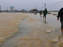 Đau lòng cảnh chị gái nhìn em trai bị lũ cuốn mất tích Đau lòng cảnh chị gái nhìn em trai bị lũ cuốn mất tích
