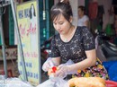 Người phụ nữ tặng bánh mì “làm nóng” đường phố! Người phụ nữ tặng bánh mì “làm nóng” đường phố!