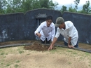Lạ lùng chuyện hàng trăm ngôi mộ bị "đóng đinh" Lạ lùng chuyện hàng trăm ngôi mộ bị "đóng đinh"