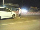 Côn đồ ngáo đá nằm vạ, đập phá xe ở Long An Côn đồ ngáo đá nằm vạ, đập phá xe ở Long An