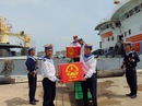 Những thùng phiếu đã bầu đầu tiên về đến đất liền Những thùng phiếu đã bầu đầu tiên về đến đất liền
