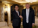 Thủ tướng Nhật tặng ông Trump món quà Trung Quốc Thủ tướng Nhật tặng ông Trump món quà Trung Quốc