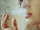 Phụ nữ hút thuốc dễ xuất huyết não