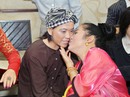 Thúy Nga bất ngờ hôn say đắm tượng Hoài Linh Thúy Nga bất ngờ hôn say đắm tượng Hoài Linh