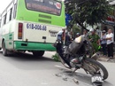 Xe buýt tông thanh niên văng vào dải phân cách, chết tại chỗ Xe buýt tông thanh niên văng vào dải phân cách, chết tại chỗ