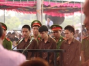 Vụ thảm sát ở Bình Phước: Nguyễn Hải Dương cúi đầu xin lỗi mẹ Vũ Văn Tiến Vụ thảm sát ở Bình Phước: Nguyễn Hải Dương cúi đầu xin lỗi mẹ Vũ Văn Tiến