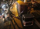 Xe container “hạ gục” thanh hạn chế chiều cao