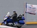 Dân chạy mô-tô, người biểu tình kéo về lễ nhậm chức của ông Trump Dân chạy mô-tô, người biểu tình kéo về lễ nhậm chức của ông Trump