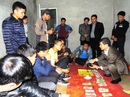 Phá sới bạc lúc nửa đêm, thu 4 bộ đàm và dao kiếm Phá sới bạc lúc nửa đêm, thu 4 bộ đàm và dao kiếm