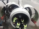 Khách Trung Quốc ném đồng xu vào động cơ máy bay cầu may Khách Trung Quốc ném đồng xu vào động cơ máy bay cầu may