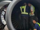 Bà cụ ném đồng xu vào động cơ máy bay không bị phạt Bà cụ ném đồng xu vào động cơ máy bay không bị phạt