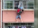 Mạo hiểm cứu bé trai treo lủng lẳng ở cửa sổ nhà cao tầng Mạo hiểm cứu bé trai treo lủng lẳng ở cửa sổ nhà cao tầng
