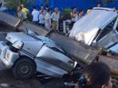 Cần cẩu rơi trúng xe buýt đang chạy, 7 người chết Cần cẩu rơi trúng xe buýt đang chạy, 7 người chết