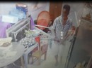 Clip: Côn đồ vào nhà truy sát rồi cướp táo tợn Clip: Côn đồ vào nhà truy sát rồi cướp táo tợn