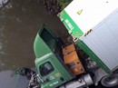 Chạy tốc độ cao, xe đầu kéo lao xuống sông Buông Chạy tốc độ cao, xe đầu kéo lao xuống sông Buông