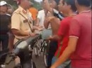Cố tình thách thức CSGT, kích động người dân chống đối Cố tình thách thức CSGT, kích động người dân chống đối