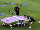 Chơi "bóng bàn" thua trận, Neymar bị búng tai Chơi "bóng bàn" thua trận, Neymar bị búng tai