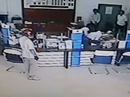 VIDEO: Kẻ cướp chĩa súng khống chế nhân viên ngân hàng ở Vĩnh Long VIDEO: Kẻ cướp chĩa súng khống chế nhân viên ngân hàng ở Vĩnh Long