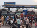 Tài xế trả tiền lẻ, dân địa phương vây trạm BOT quốc lộ 5 Tài xế trả tiền lẻ, dân địa phương vây trạm BOT quốc lộ 5