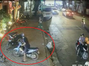 Bất ngờ với đôi nam nữ chở trẻ em trộm xe máy trên phố Bất ngờ với đôi nam nữ chở trẻ em trộm xe máy trên phố