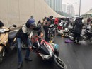 Hàng loạt người đi xe máy qua hầm chui Kim Liên ngã dúi dụi Hàng loạt người đi xe máy qua hầm chui Kim Liên ngã dúi dụi