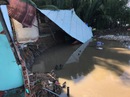 Giây phút dòng sông “nuốt” 5 căn nhà ở Nhà Bè Giây phút dòng sông “nuốt” 5 căn nhà ở Nhà Bè