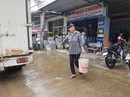 Vỡ ống dẫn nước, hàng nghìn hộ dân khốn đốn vì thiếu nước sạch Vỡ ống dẫn nước, hàng nghìn hộ dân khốn đốn vì thiếu nước sạch