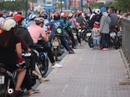 Bất chấp nguy hiểm, hàng trăm người dân đứng dưới lòng đường để ngắm diều Bất chấp nguy hiểm, hàng trăm người dân đứng dưới lòng đường để ngắm diều