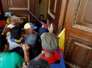 Venezuela: Người ủng hộ tổng thống xông vào quốc hội, đánh nghị sĩ Venezuela: Người ủng hộ tổng thống xông vào quốc hội, đánh nghị sĩ