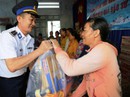 Cảnh sát biển Vùng III giúp dân vùng tâm bão số 12 Cảnh sát biển Vùng III giúp dân vùng tâm bão số 12
