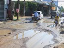 Ổ gà choán hết mặt đường Ổ gà choán hết mặt đường