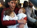 Người cha vĩnh biệt 2 con sinh đôi sau vụ tấn công hóa học ở Syria Người cha vĩnh biệt 2 con sinh đôi sau vụ tấn công hóa học ở Syria