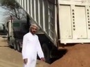 Thái tử Dubai dùng xe sang cứu xe tải mắc kẹt Thái tử Dubai dùng xe sang cứu xe tải mắc kẹt