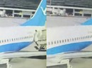 Tiếp viên rơi khỏi máy bay trong lúc chuẩn bị đồ ăn Tiếp viên rơi khỏi máy bay trong lúc chuẩn bị đồ ăn