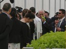 Tổng thống Israel thưởng thức rau sạch Việt Nam ngay tại vườn Tổng thống Israel thưởng thức rau sạch Việt Nam ngay tại vườn