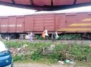 Người dân treo lên thành tàu hỏa, gửi "Rác Hương Khê đi Sài Gòn" Người dân treo lên thành tàu hỏa, gửi "Rác Hương Khê đi Sài Gòn"