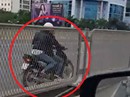 2 "kiều nữ" phóng xe như bay ngược chiều ở đường trên cao 2 "kiều nữ" phóng xe như bay ngược chiều ở đường trên cao