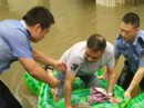 Trung Quốc: Cảnh sát dùng phao đồ chơi cứu dân thoát lũ Trung Quốc: Cảnh sát dùng phao đồ chơi cứu dân thoát lũ