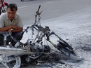 Một phụ nữ suýt thành “ngọn đuốc” khi xe máy cháy trơ khung Một phụ nữ suýt thành “ngọn đuốc” khi xe máy cháy trơ khung
